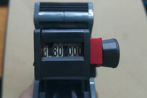 Tiki giao hàng rất nhanh và chuyên nghiệp. Nhắn tin trước 30 phút khi giao, NVGH khi đến gọi trước 2-5 phút để hẹn khách. Tác phong nhanh nhẹn, chuyên nghiệp.

Sản phẩm máy bắn giá Deli 7504 có giá rất tốt: 151.000, mình được Tiki áp dụng mã giảm 12% cho đơn VPP trên 200k nữa thì giá về rất hợp lý.

Sản phẩm màu sắc trang nhã, đỡ dơ, gia công không có nhựa thừa, cần bấm rất nhẹ nhàng. Mình xem sách hướng dẫn thao tác thay rulo mực và thay giấy không quá khó, có 2 khớp để thay 2 chỗ này.

Là loại máy bắn giá 1-DÒNG-ĐƠN. Gồm 8 dãy ký tự: có thể đánh 1 ký tự ở đầu và 7 ký số ở sau. Mình có đính kèm bảng liệt kê các dãy ký tự để mọi người dễ xem, tham khảo. Vì thiết kế không có dấu chấm phân cách hàng nghìn nên buộc lòng mình phải để khoảng trắng để phân ra nhóm 3 ký số (Nếu muốn mod lại mình phải dùng một ít nhựa dẻo để dán đính lên cái khuôn trong dãy ký tự ngăn cách đó.

Có thể bấm nhiều loại: như ngày tháng, EXP, %, kg, g, ĐVT, tùy bạn sáng tạo. Nhu cầu của mình là bấm giá tiền đồng và mã thì như vầy là đủ.

LƯU Ý: Không có ký tự "VNĐ" (chỉ có ký tự "đ"), Đơn vị tiền tệ đặt ở đầu không phải ở cuối. Các bạn lưu ý để mua đúng loại nhu cầu của mình.

Cảm ơn TIKI Trading!