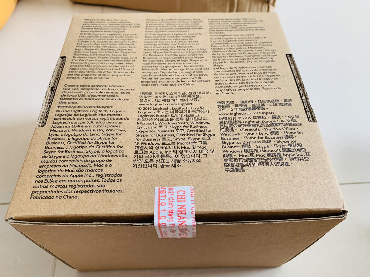 Rất hài lòng về chất lượng sản phẩm, kết nối nhanh, đơn giản, chất lượng hình ảnh sắc nét Full HD. Là 1 sản phẩm 3 trong 1: vừa là webcam, tích hợp Mic chống ồn và là loa nghe nhạc. 
Chưa hài lòng về vận chuyển vì thời gian quá lâu (10 ngày mới nhận được hàng).
Không thấy hoá đơn bán hàng và phiếu bảo hành gửi kèm theo sản phẩm. Đề nghị Tiki có phản hồi về việc này.