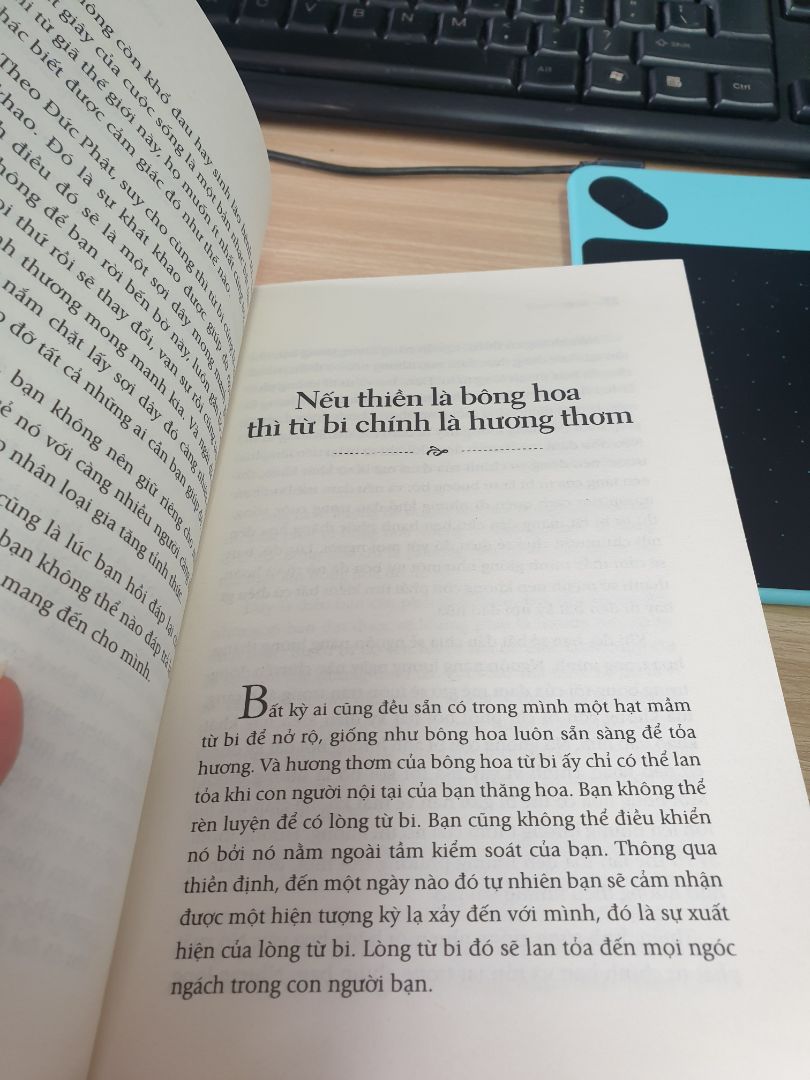 cảm nhận cá nhân mình là "sách phải đọc ít nhất 2 lần. có nhiều tư tưởng hay, mới để suy ngẫm nhưng cũng có nhiều tư tưởng mình thấy mâu thuẫn chưa thấu hiểu hết đc. có nhiều tư tưởng như ủng hộ cái chết nhân đạo hay lên án tử hình một cách tuyệt đối. làm mình cũng phải suy nghĩ nhiều khi nghĩ về những tên tội phạm nguy hiểm và tàn ác. tựa quyển sách là từ bi nên nội dung thì hơi xa vời với ai chưa hiểu từ bi. nếu theo quyển sách mình cũng thấy mình chỉ là 1 người tốt có lòng hướng thiện nhưng cũng chưa đủ để yêu cả những cái ác. yêu cả nhân loại. đọc sách vẫn hay nhưng hơi lặp đi lặp lại ý. chắc muốn nhấn mạnh  với người đọc.