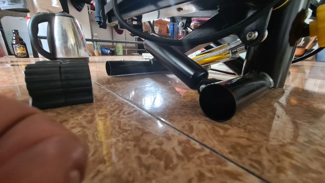 sp bị cập kênh. mình tháo 4 cái đệm chân ra kiểm tra thì thấy ko phẳng, chênh 3-4mm, khi tập phải đệm khăn và bìa cứng để bớt kênh. đồng hồ thì ko lên, đã thử đảo chiều pin qua lại mấy lần và bật cũng ko lên (1 là pin hỏng, 2 là bo mạch đơ). đã *** 2 tuần