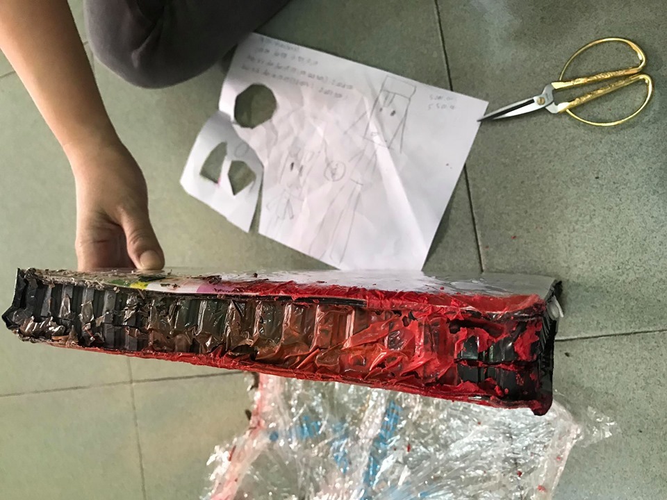 Như tiêu đề của nhận xét, hôm nay khi mình vừa nhận hộp màu, mình rất thất vọng. 
Hộp màu bị tràn, màu thì rất cũ và bám rất nhiều bụi (có thể là do hàng tồn kho chăng??). Mình vẫn chưa thử màu nhưng nhìn những cây màu bị tràn ra thì mình nghĩ chắc cũng không chất lượng mấy. Mong Tiki sau này giao hàng và kiểm tra đơn hàng có tâm hơn nha Như tiêu đề của nhận xét, hôm nay khi mình vừa nhận hộp màu, mình rất thất vọng. 
Hộp màu bị tràn, màu thì rất cũ và bám rất nhiều bụi (có thể là do hàng tồn kho chăng??). Mình vẫn chưa thử màu nhưng nhìn những cây màu bị tràn ra thì mình nghĩ chắc cũng không chất lượng mấy. Mong Tiki sau này giao hàng và kiểm tra đơn hàng có tâm hơn nha