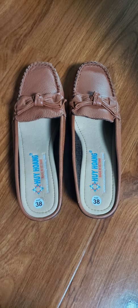 Xác nhận còn hàng mất 3 ngày sau khi Tiki tiếp nhận. Quá lâu hơn các chỗ khác. Tuy nhiên đóng hàng, chuyển hàng và giao hàng nhanh sau đó 2 ngày nhận được. Hàng đẹp, mang êm, đúng như mẫu .Lẽ ra cho 5 sao nhưng shop xác nhận quá chậm đến hơn 48 tiếng,qua ngày thứ 3 tôi theo dõi đơn hàng rất bực mình nên trừ 3 sao còn 2 sao thôi.