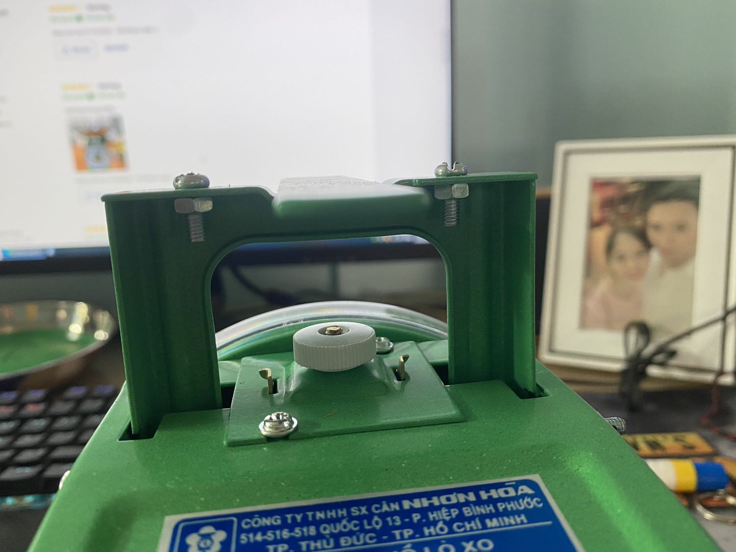 Cân bị móp méo phía trước, gắn ốc như thế thì bố thằng nào mở ra được để lắp giá đỡ cân. Thiết kế *** học sao không gắn sẵn cho khách hàng