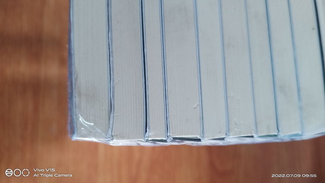 Giao hàng cực kỳ nhanh. Nhưng sách hơi lem luốc, bìa có vài cuốn hơi bị bong cạnh. Nhìn chung thì sách thì nhìn có vẻ hơi cũ.