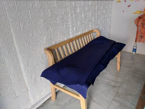 - Hàng nhận được thấy khá cũ, giống như để lâu trong kho, các tấm có dấu hiệu lơn keo viền tấm. 
- Mua CB 10 tấm, nhận được 2 tấm mỏng hơn hẳn so với các tấm còn lại (được Shop giải thích do đóng bao bị đè nên xẹp) nhưng không hợp lý do ngoài mỏng thì nó còn lệch hàng gạch so với các tấm còn lại, và lại còn cực cũ, 4 góc dán hầu như đều lơn ra. Khá thất vọng
- Mọi người mua chú ý trước khi dán thì mình dàn hoặc xếp chống các tấm để kiểm tra các hàng gạch giữa các tấm có thẳng với nhau không nhé
Nếu mình mua giấy gián tường thì mình nghĩ nên mua ở các trang bán hàng khác như Laz, ở Tiki bán khá mắc,