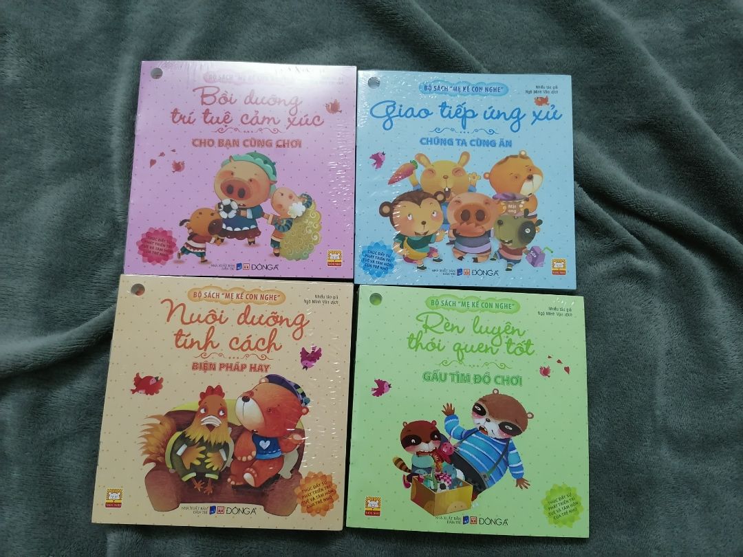 Sách đẹp, màu sắc tươi sáng, hình vẽ dễ thương,  nhiều câu truỵên đa dạng khác nhau. 1 bộ có nhiều cuốn nhỏ kèm móc tròn giữ sách. Nhưng mà móc nhựa cứng khá dễ gãy.