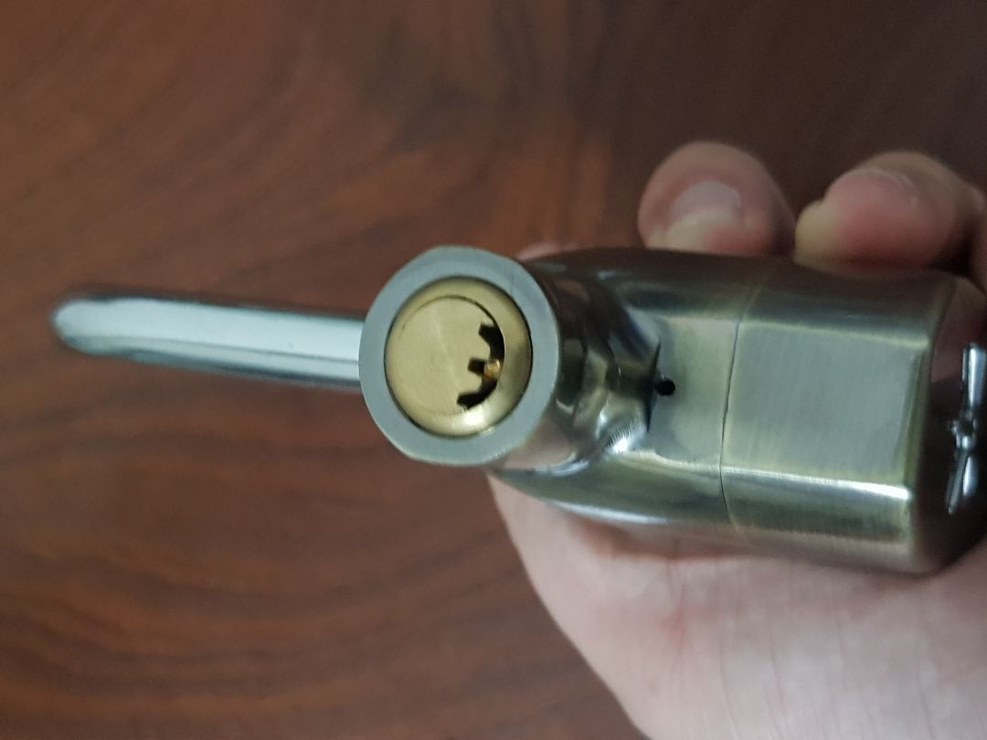 Khóa kiểu mở rời còng, dễ xài, xoay ngược bên còng là tắt mở chức năng báo động, tương đối nhạy cầm vào là kêu bíp bíp rồi hú tương đối lớn nếu ko tra chìa vào khóa, xài cảm thấy thêm yên tâm, gia công cơ khí đường nét thẩm mỹ tương đối tốt, hợp kim nhôm mà rơi rớt ko xi nhê, mạ đồng ngoài vẫn còn bền sau vài tháng sử dụng.