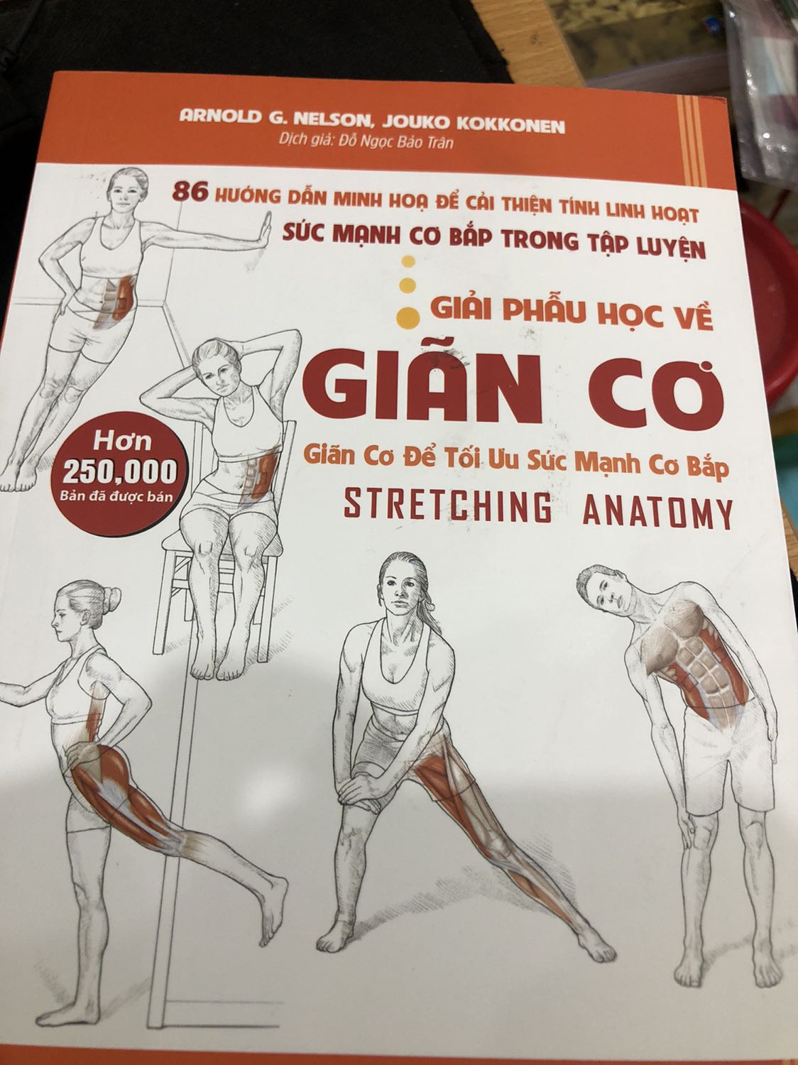 Sách bẩn bìa. Bên trong lem hết cả các trang đầu và sau. Một quyển sách rất thú vị mà khi nhận hàng chưng hửng luôn. Sách đắt gần 200k chứ không phải rẻ, mà thử hỏi khi nhận hàng như vầy thì sao chấp nhận được ??? 
Tiki trả lời sớm lại cho mình nhé.