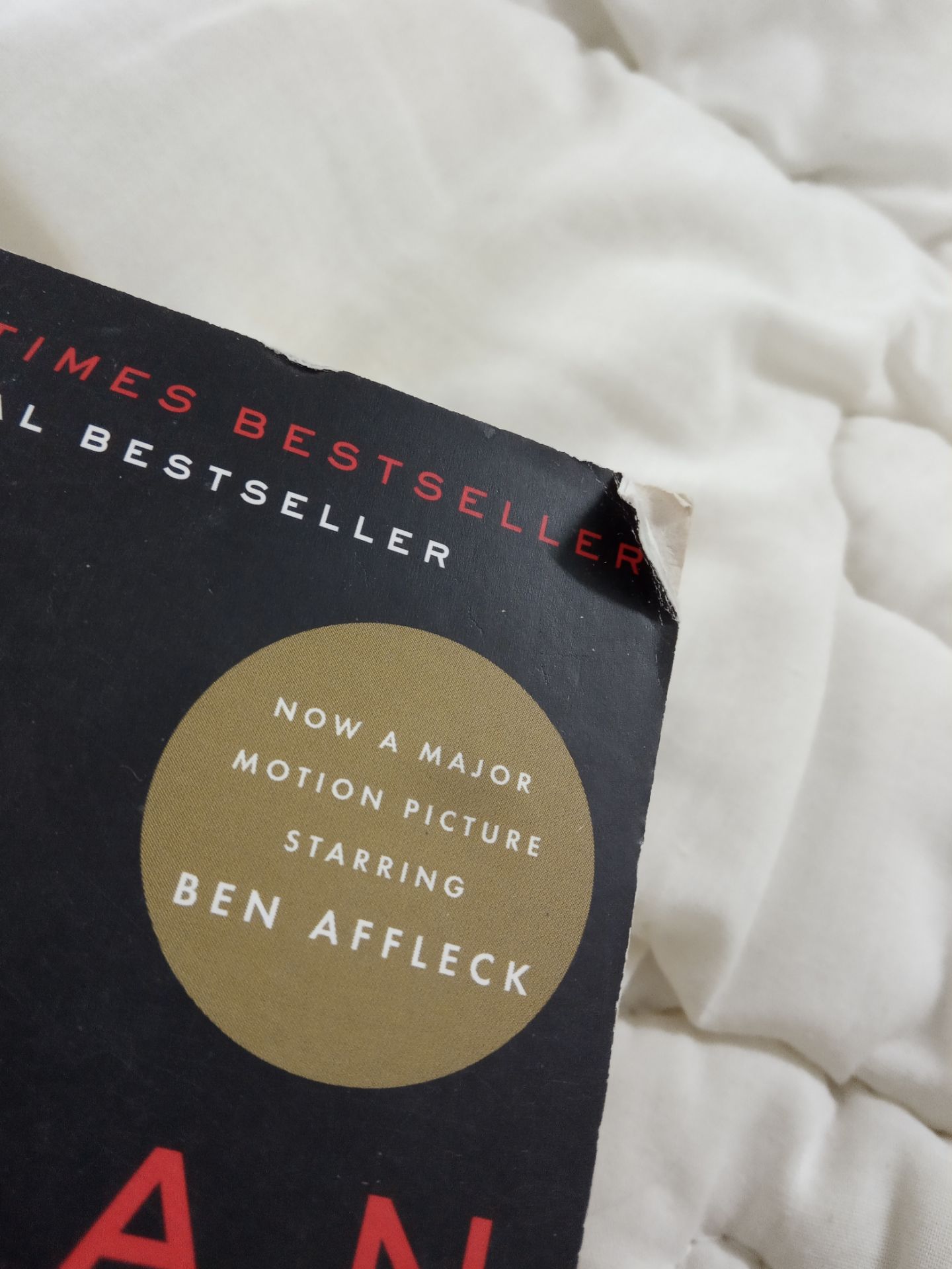 Mình không phải người cầu kỳ về hình thức nên dù bìa có hơi gập và cũ thì cũng bỏ qua được. Đây cũng chỉ là bản mass paperback, không dành cho mục đích lưu trữ dài lâu, ai muốn mua chỉ để đọc nội dung thì ok. Ngược lại đem tặng hay đọc xong để trưng trên giá sách cho đẹp, cần hình thức thì nên xem xét mua những bản đắt hơn, chất lượng cao hơn.