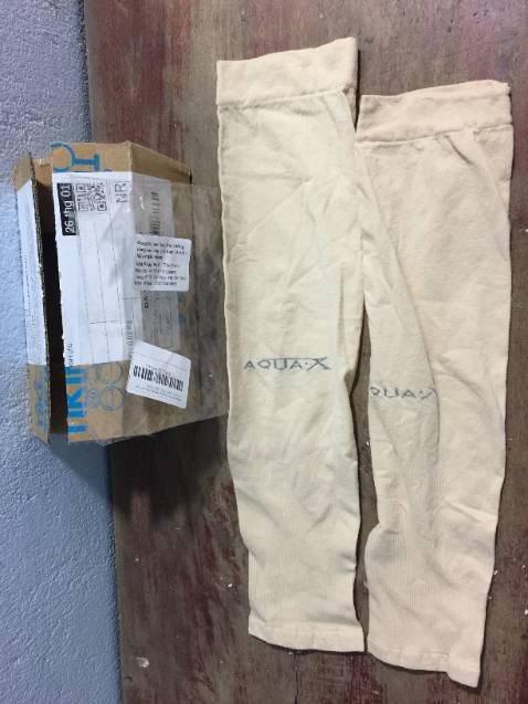 2 đơn hàng giao 2 đợt này trong cùng 1 ngày sớm như mong đợi ... mũ len và khăn quàng cổ vừa và đẹp màu kem rất tuyệt, kèm găng tay dày và chuẩn.
hài lòng 100%
..................
(riêng găng tay đợt trước nhận không đúng như trong hình ảnh quảng cáo, 
hình thì dài như là bao cả bàn ngón 
mà nhận thì ngắn tới cổ tay lại mỏng, cũng đành để sử dụng ...)
Nói chung cũng gởi lời cám ơn Tiki...