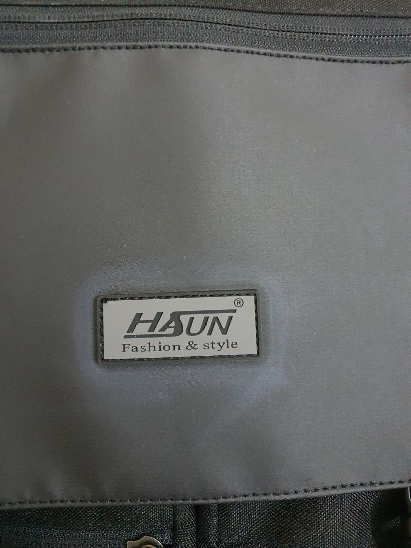 Balo chắc chắn, tốt đựng được laptop từ 15,6" trở xuống mà cái tag cao su ngay chỗ cái nắp balo nó bị lỗi ép nhiệt tạo vết hằn trắng xung quanh tag lên lớp vải nhìn khó chịu ghê. Balo chắc chắn, tốt đựng được laptop từ 15,6" trở xuống mà cái tag cao su ngay chỗ cái nắp balo nó bị lỗi ép nhiệt tạo vết hằn trắng xung quanh tag lên lớp vải nhìn khó chịu ghê.