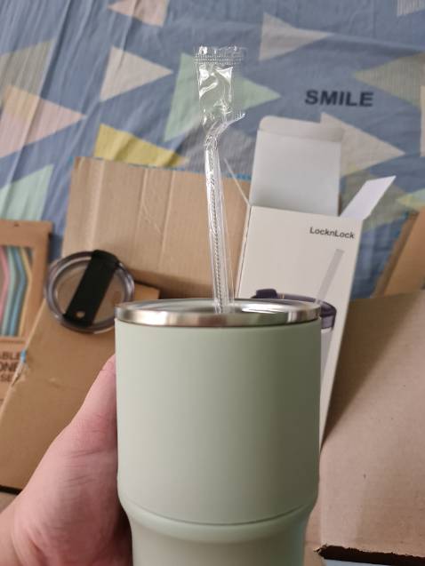 Thiết kế đẹp nhưng phần tay cầm cao su không biết có dễ vs không, cầm lâu sợ bị đen và chảy cao su. Phần đế có lót cao su chống trượt (ko thấy ai review có nên lúc mua m cũng hơi lo). Ống hút đi kèm hơi dài và ko cong đầu nên m dùng ống cũ có cong. Nếu muốn xài set 6 ống hút silicon của LnL luôn cũng vừa, nhưng phải xoay đầu miệng lớn. Nắp là dạng vặn không phải bật mở. Chưa *** giữ nhiệt nhưng nắp nhựa nên chắc chắn để đá cao sẽ ra mồ hôi rồi.