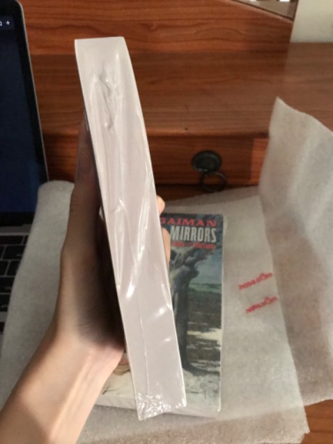 Sách bọc kĩ, mới. Hàng của FAHASA luôn chất lượng, dịch vụ giao luôn xử lí nhanh và tốt. Sách kinh điển với giá này ok quá.