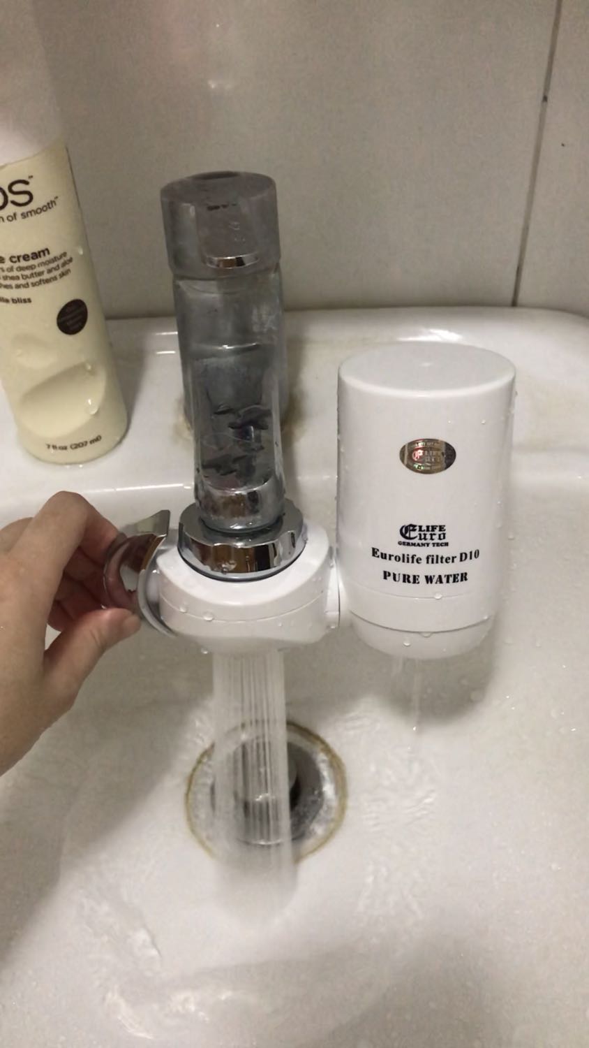 Lắp hơi gian nan, bạn nên đọc kỹ HDSD và nhớ mở phần lõi lọc tháo nilon trước rồi mới ***. Nước lúc mới ra hơi đen, mình đoán do than hoạt tính bên trong, mở 1 lúc là ok. Nước nhà mình nhiều bùn đất, mở 15’ đã thấy lõi chuyển màu vàng. Nhưng ko sao, có phần lọc này mình cũng yên tâm hơn nhiều. Sẽ mua thêm. Lắp hơi gian nan, bạn nên đọc kỹ HDSD và nhớ mở phần lõi lọc tháo nilon trước rồi mới ***. Nước lúc mới ra hơi đen, mình đoán do than hoạt tính bên trong, mở 1 lúc là ok. Nước nhà mình nhiều bùn đất, mở 15’ đã thấy lõi chuyển màu vàng. Nhưng ko sao, có phần lọc này mình cũng yên tâm hơn nhiều. Sẽ mua thêm.