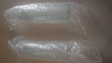 Chai thiết kế hơi thô và hơi sần xùi không đều nhau, loại thủy tinh hơi đục chứ không trong lắm.... đặt 10 chai bị vỡ hết 3 chai trong quá trình vận chuyển : (