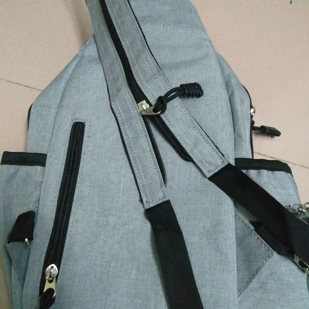 Giao hàng nhanh. mình đặt từ 3h sáng thì 15h đã giao tới.
Sp to hơn mình nghĩ, đựng vừa tablet 10.1 inch.  Ngăn đựng nước đựng vừa chai 500ml. Có rất nhiều ngăn nhỏ tiện dụng. Có thể đeo chéo hoặc tách ra thành 2 dây đeo như balo. Chất vải cứng cáp. Mình rất ưng ý với sp này