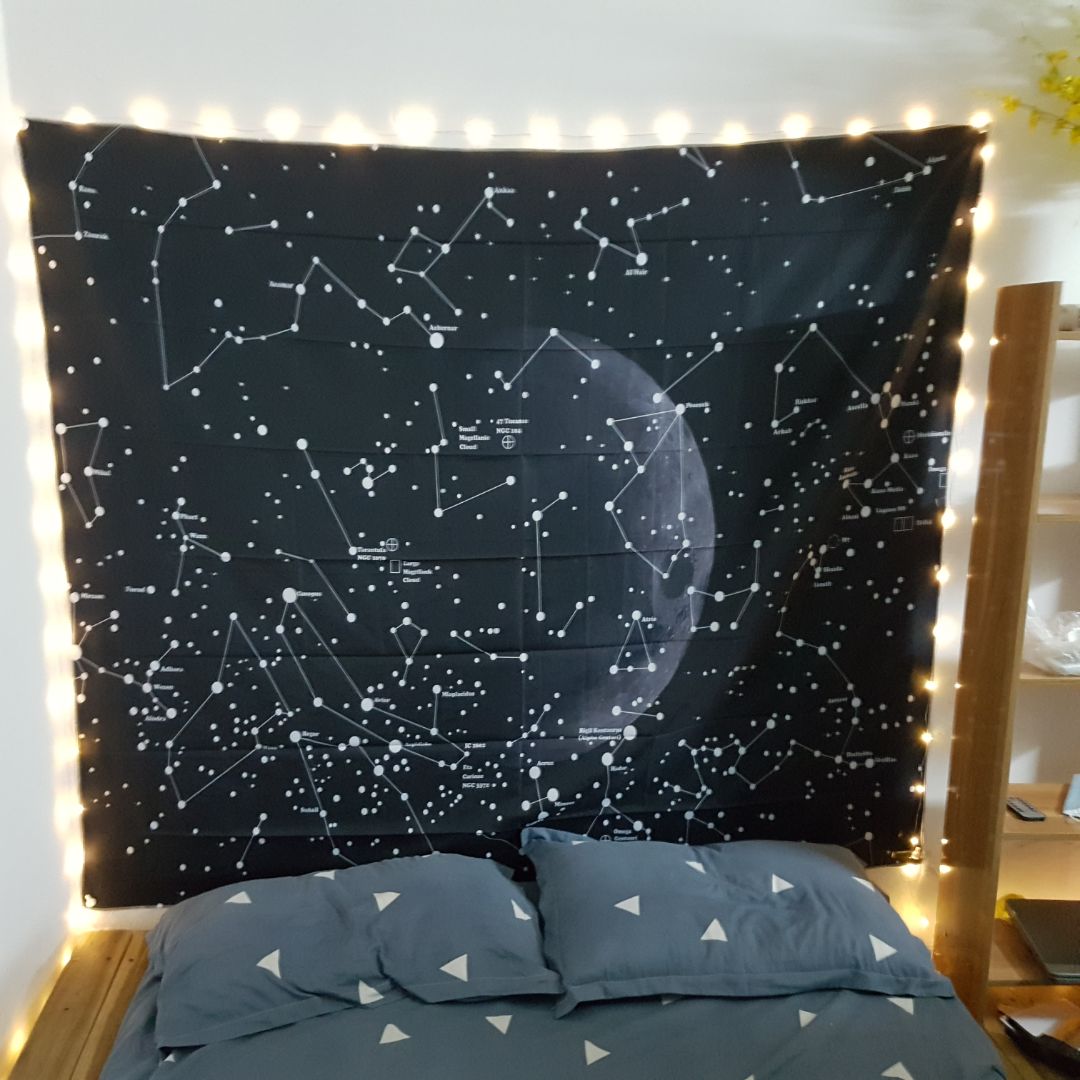 Thảm quá đẹp, vải mềm, không bị xù, mỏng nên dễ treo lên tường, ko bị nặng. Mình treo đầu giường để ngồi dựa xem phim. Treo lên khá dễ. Mình đóng đinh trực tiếp lên 4 góc thảm luôn. Mua kèm cả dây led đom đom của shop nữa. Treo cùng đẹp lung linh luôn. Lần sau có nhu cầu sẽ ủng hộ shop tiếp. Quá đẹp và chất lượng.