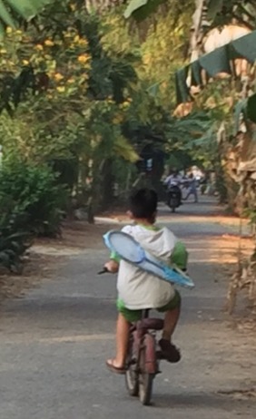 Vợt ok, rất phù hợp với trẻ tiểu học. Vừa nhận được hàng, bé đã mang đi đánh. Bé rất thích. Bao vợt hơi mỏng và bị lỗi 1 chút (rách màng ngoài, ko ảnh hưởng nhiều). Tiki giao hàng nhanh hơn dự kiến.