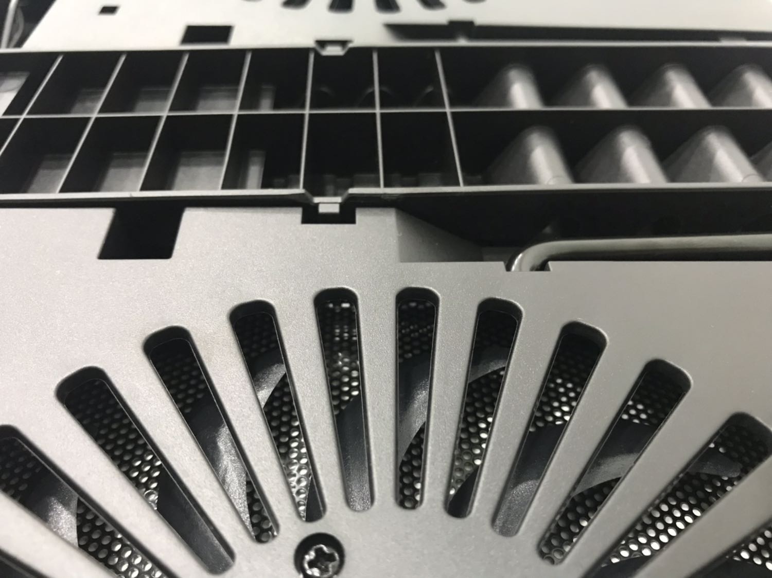 Tính năng tốt. Có hai miếng đỡ để máy tính không trượt.
Độ nghiêng tận 45 độ nhưng máy vẫn chắc chắn không sợ ngã đổ gì cả. Vật liệu cứng cáp. Khung lưới chắc chắn. Thanh đỡ cũng cứng cáp và to.
Máy 15inch để vừa.
Quạt rất êm.
Cooler Master cùng tầm giá cũng không bằng.