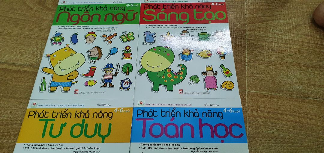 sách có nhiều chủ đề, phụ huynh có thể hướng dẫn trẻ vừa học vừa chơi, hình ảnh  rõ nét, màu sắc đẹp