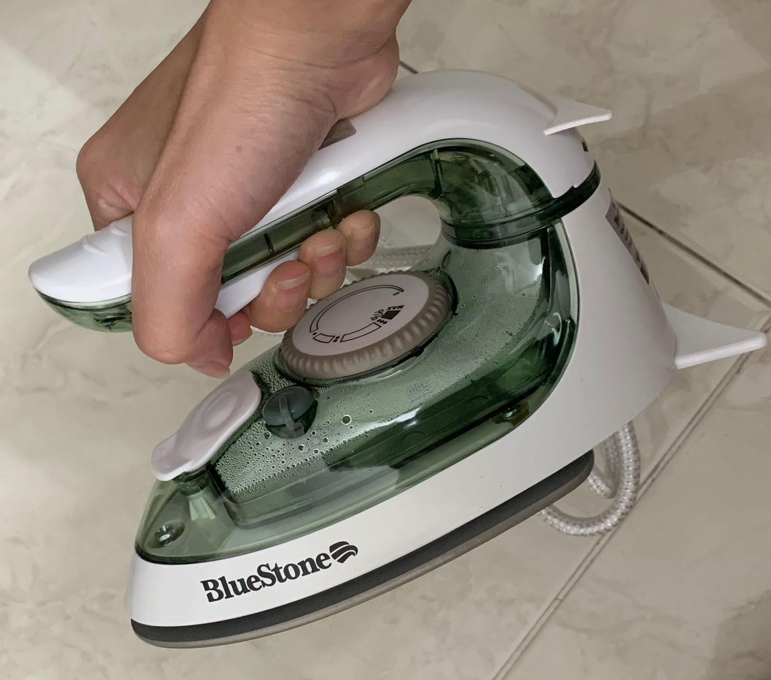 Bàn ủi nhỏ gọn đẹp, ủi được tất cả các nếp nhăn cứng đầu trên nhiều loại vải. 
Mua về chắc hẵn mọi người sẽ siêng đi du lịch hơn và không còn ngại những nếp gấp quần áo khi xếp vào vali nữa. 
Và cũng thích hợp cho những ai thích đồ gia dụng nhỏ gọn không chiếm nhiều diện tích trong nhà.
Rất hài lòng! 5 sao.