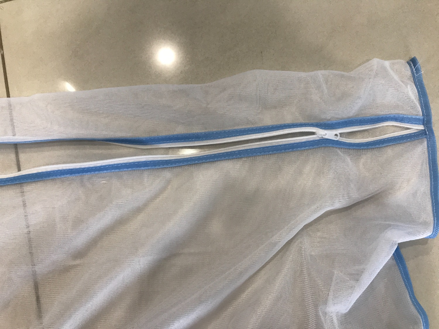 tôi có sử dụng lưới giặt (hình lưới dây kéo màu xanh lá) gần 1 năm. tuy nhiên dây kéo sử dụng cũng lâu nên hư. tôi thấy đánh giá sản phẩm này khá tốt nên mua của đơn vị bán hàng "kosuytu". Tuy nhiên sau 1 lần giặt, tôi đã bị hư dây kéo, điều này khiến tôi khá thất vọng, vì sản phẩm không giống mô tả, nhưng tôi nghĩ là cũng là lưới giặt, nên cũng hao hao giống nhau, nên tôi không đổi trả và vẫn mở ra sử dụng. Tôi thông tin để các bạn lưu ý nhà bán hàng này và sản phẩm kém chất lượng như trong hình.