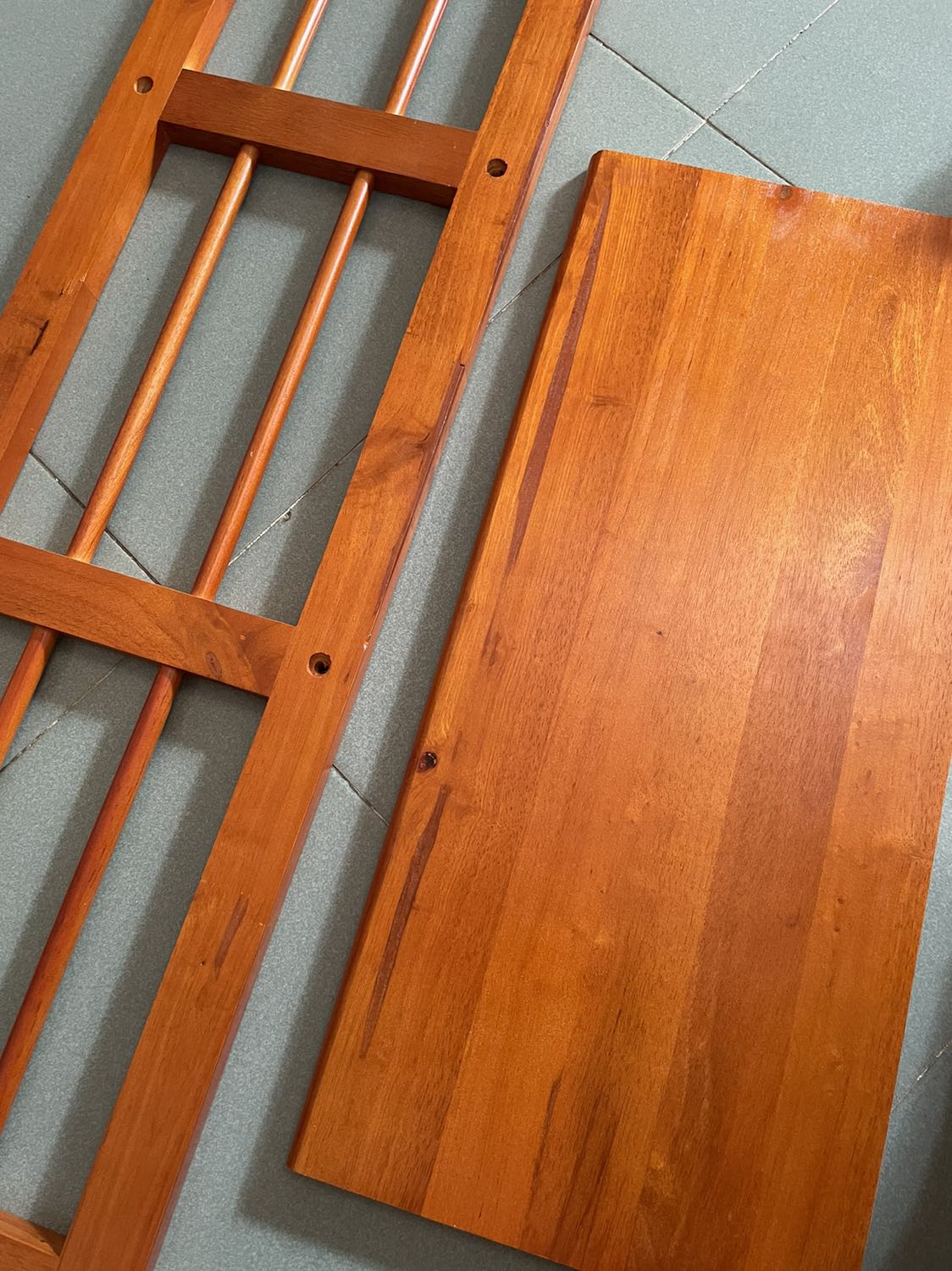 Kệ giao thiếu bộ ốc vít, gỗ có vài chỗ bị nứt, bị khuyết những đốm tròn như gần vỏ vậy