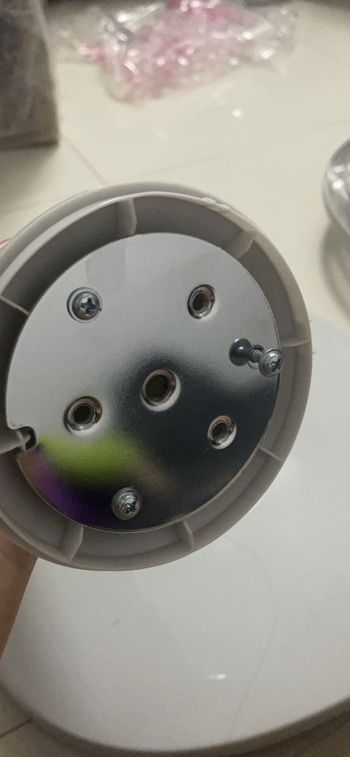 Không biết mọi người như nào, chứ với 1 phụ nữ ko rành tháo lắp kĩ thuật thì lắp cái quạt này đúng là thảm hoạ. Không biết lắp như nào, có lỗ mà ko thấy có ốc, ko lẽ đi mua quạt còn phải mua thêm ốc. Haiz, rồi mua quạt về nó nằm đó bữa tới giờ. Trải nghiệm chán thật sự 🥲🥲