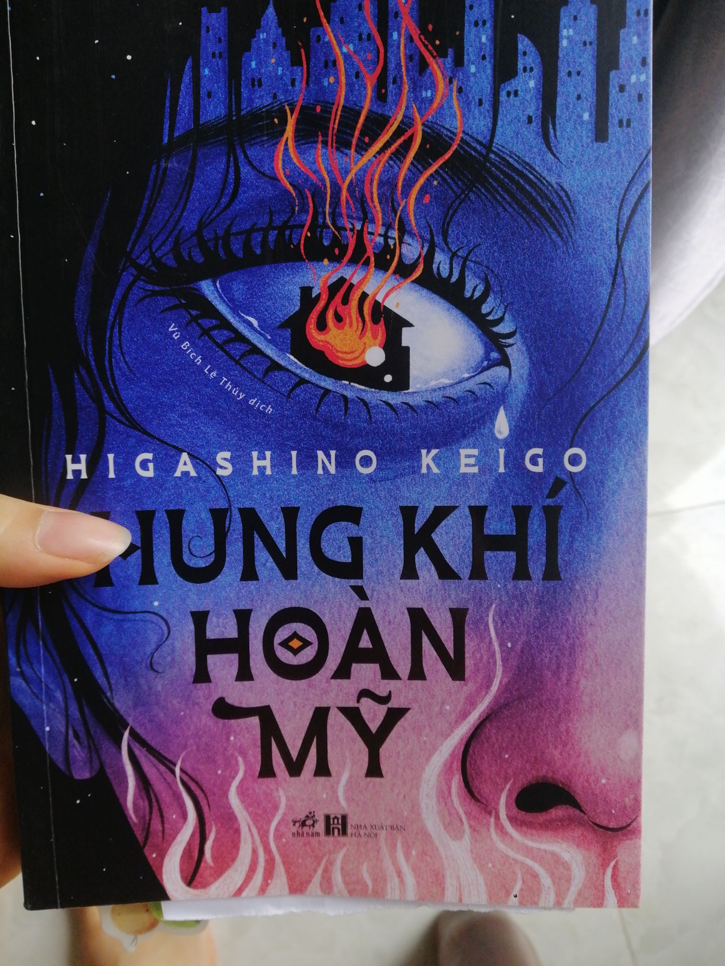 Sách mới, hàng giao nhanh. Nội dung sách thì tạm ổn,không gì nổi trội. Kiểu vừa đọc đã có thể hình dung kết cục là gì, giống như bố cục của câu chuyện quá phổ biến ấy nên...không biết nữa, có thể đối  với mình thì là v bởi mình đọc nhiều quá chăng? Còn đối với những bạn thích tính logic trinh thám thì sách cũng ok đấy