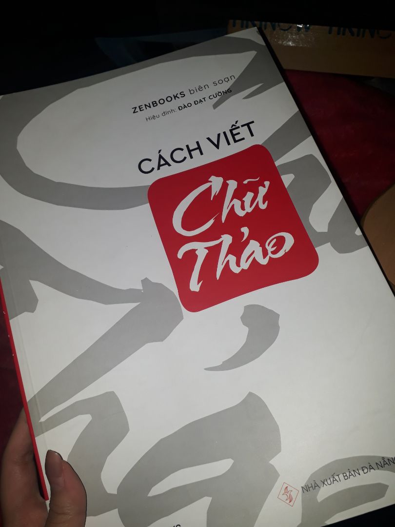 Sách hay lắm luôn ấy, mình tìm mãi mới thấy có sách này dạy chữ Thảo, viết rất chi tiết về phương pháp viết và có mẫu chữ đi kèm để tiện bắt chước nữa. Sách to, giấy bóng giống như giấy in tạp chí ấy, tóm lại là rất hài lòng. Sách hay lắm luôn ấy, mình tìm mãi mới thấy có sách này dạy chữ Thảo, viết rất chi tiết về phương pháp viết và có mẫu chữ đi kèm để tiện bắt chước nữa. Sách to, giấy bóng giống như giấy in tạp chí ấy, tóm lại là rất hài lòng.