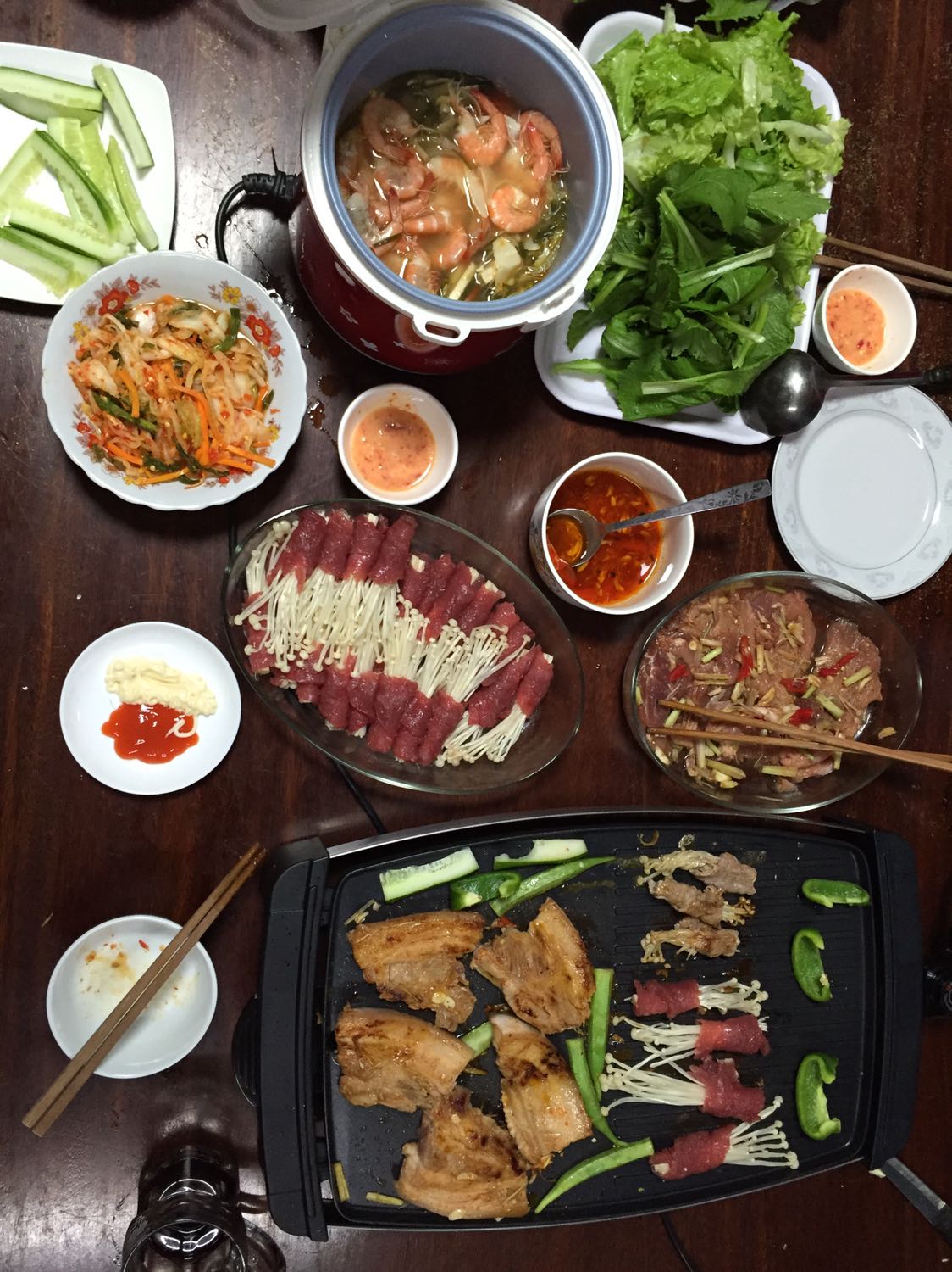 Bếp dùng rất ưng, nóng nhanh, dễ lau chùi. Lúc nướng nếu khay bị bám cháy của gia vị thì có thể lấy giấy ăn để lau qua rồi nướng tiếp như mình đi nhà hàng mà người ta thay vỉ nướng vậy. Rất tiện.