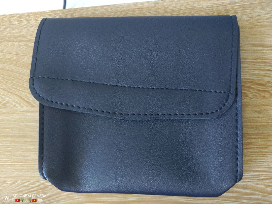 Sản phẩm đẹp, màu sắc sang trọng, chất da mịn, mình có gặp trục trặc 1 xíu về màu sắc nhưng shop đã giúp mình chọn màu theo ý muốn, shop trả lời tn nhanh,tận tình, laptop dell 15,6 inch mẫu cũ hơi dày nên mình chọn up lên 1 size mua mẫu 16inch về đo kích thước sp là 43x32cm hơi rộng xíu nhưng k thành vấn đề, kê tay gõ phím rất êm, đỡ mỏi tay, túi nhỏ đi kèm đựng được cả sạc laptop và chuột. Một điểm mình mong sản phẩm cải thiện là các phần nam châm hút mạnh hơn hiện tại nam châm hơi yếu phần tam giác để kê máy khi để phẳng dính vào bao da hơi yếu dễ bung ra nếu lắc mạnh.