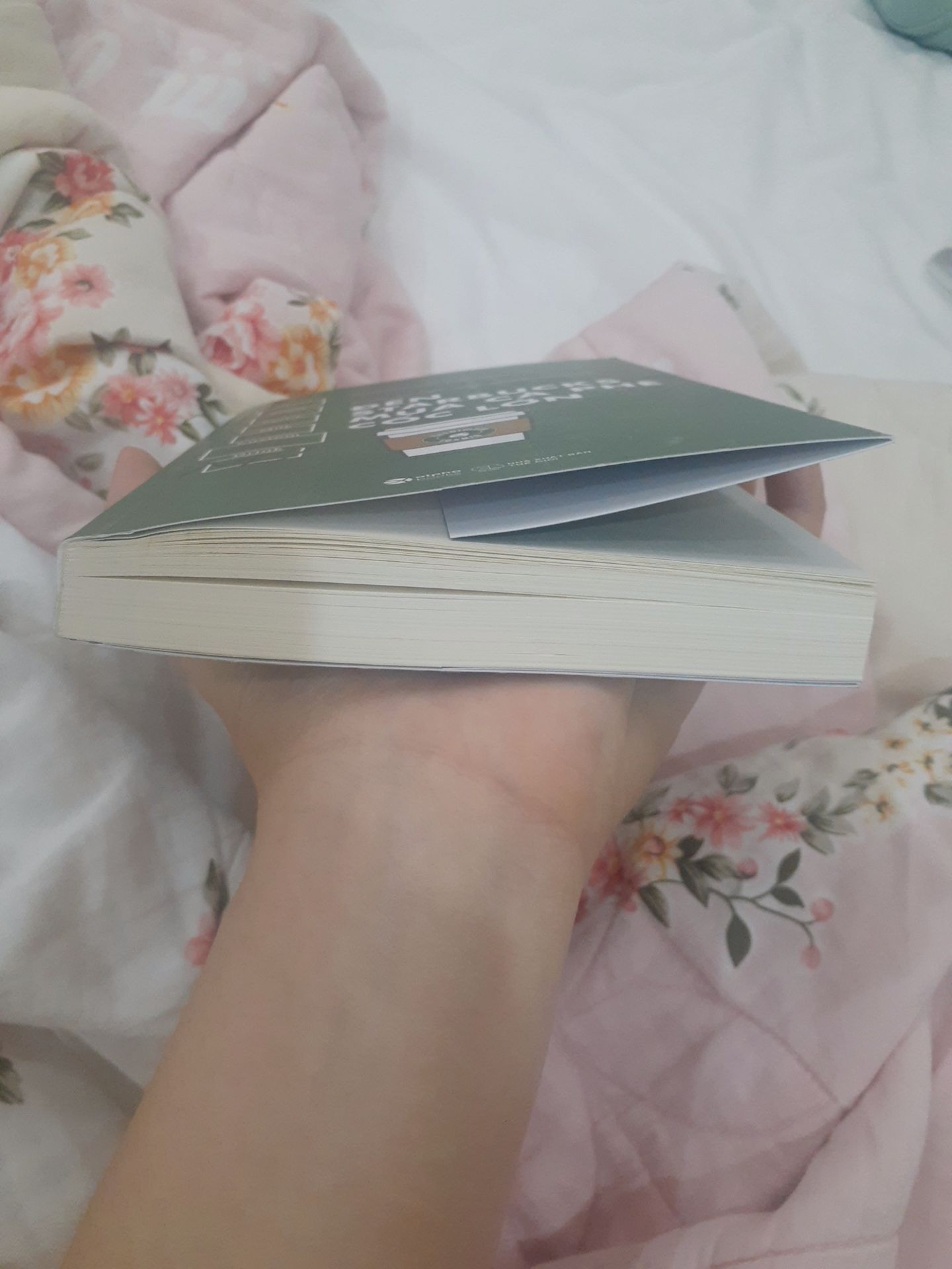 Mình đã dành cả ngày hôm nay đọc Đến Starbucks mua cà phê cốc lớn. Chưa bao h đọc sách kinh tế mà dễ ngấm như quyển này. Trong sách, tác giả dùng ngôn từ và cách hành văn dễ hiểu phân tích nhiều hiện tượng trong kinh doanh. Đây đều là những thông tin cực kì hữu ích đối với ng tiêu dùng và thậm chí cho cả chủ kinh doanh. ?