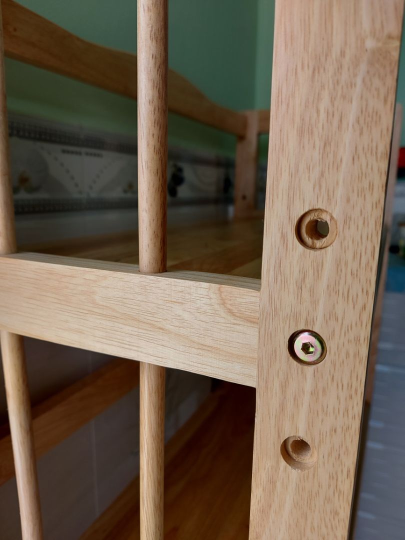 Sản phẩm được đóng gói cẩn thận. Màu gỗ đẹp. Những lỗ đục sẵn để bắt ốc khá chuẩn, vừa vặn, nên kệ lắp xong khá chắc chắn.