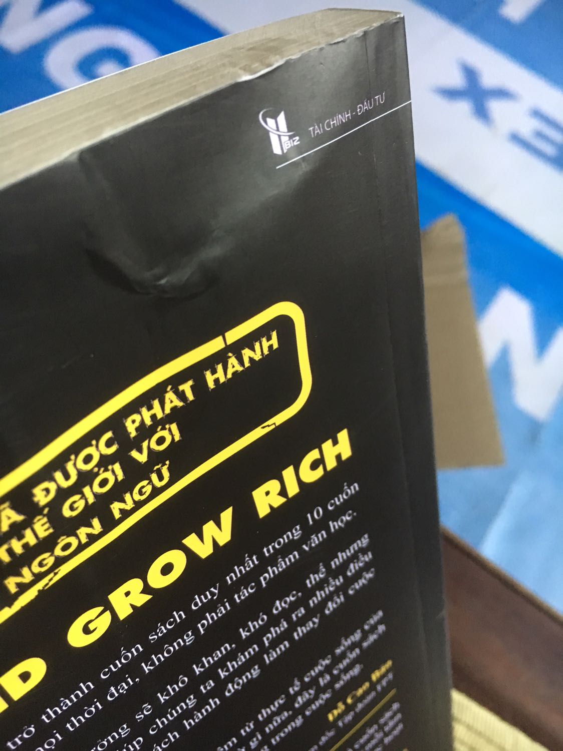 Hộp bị vạ đập , sách 2 quyển thì 1 quyển bị bóp méo .