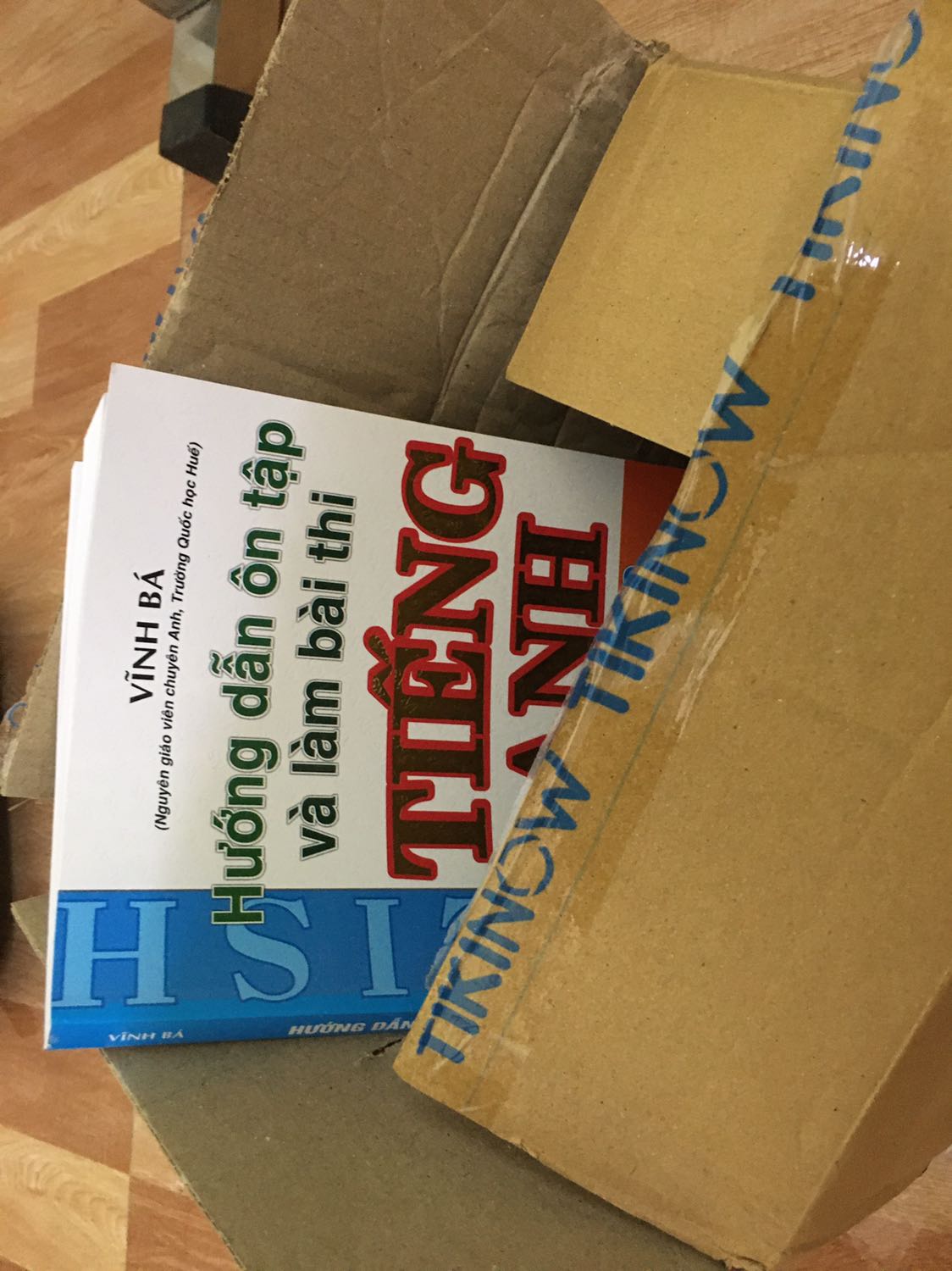 nói chung khá ổn nhưng do vận chuyển hộp bị móp mép hơi xấu xí :(( and nội dung chưa rõ chưa sứt mẻ gì vào sách.