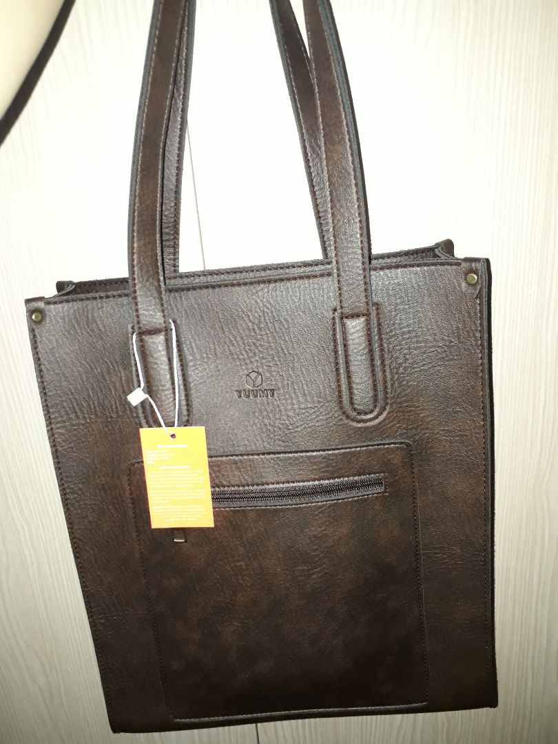 Giao hàng nhanh, mình mới đặt hôm 15/3, 17/3 đã nhận được hàng rồi. Giá 269k, áp dụng mã giảm giá vs thanh toán qua *** là còn 239k, được tặng thêm 2 ví nữa, cái ví màu xanh thì hơi dính bẩn 1 tí nhưng hàng tặng nên thôi không sao. Trước khi đặt cũng sợ bị giao nhầm mẫu vs túi không đẹp như hình, nhưng khi nhận hàng thì thấy túi đẹp, da mềm, đường may gọn gàng và khá kỹ càng, ưng cái bụng.