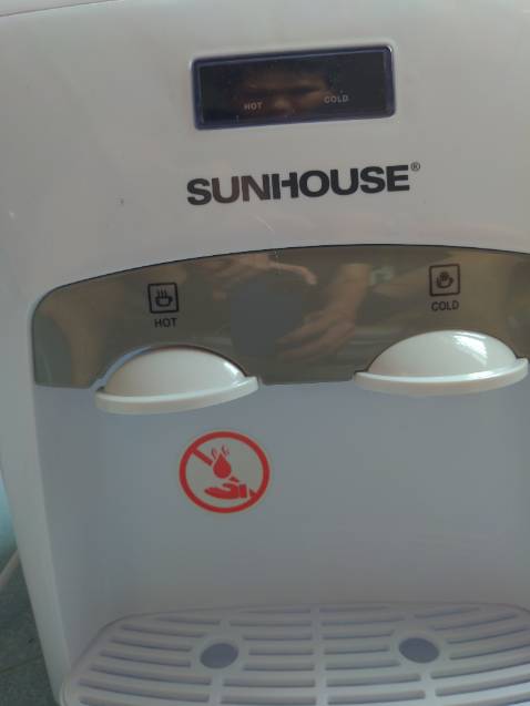 Nhận xét khách quan sản phẩm khi chưa sử dụng:
- Dàn nhựa quá ọp ẹp, lỏng lẻo, tem bảo hành auto rách trước khi mở hộp
- nút lấy nước lắp ráp sơ sài, lỏng lẻo, bị lệch mất cân đối