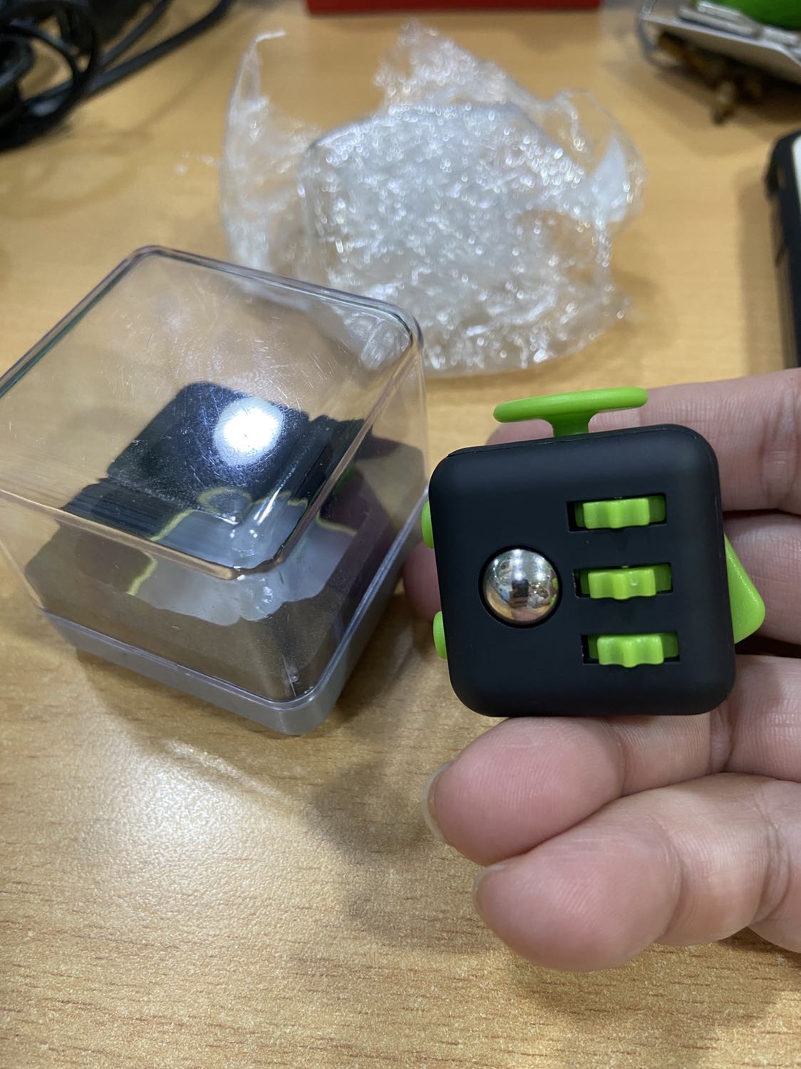 Cầm vừa tay, giải stress, tuy nhiên một số nút nhấn không ăn lắm, nút quay bánh răng hơi cứng xíu. Nói chung cho 5*,