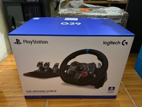 Mình thử với game Forza Horizon 4, vô lăng nhạy, khi xoay đồng bộ với game, những lúc va chạm hay vào đường xấu thì có lực cản tương ứng. Chân ga và phanh không bị trễ chút nào. Dây đủ dài để lắp đặt