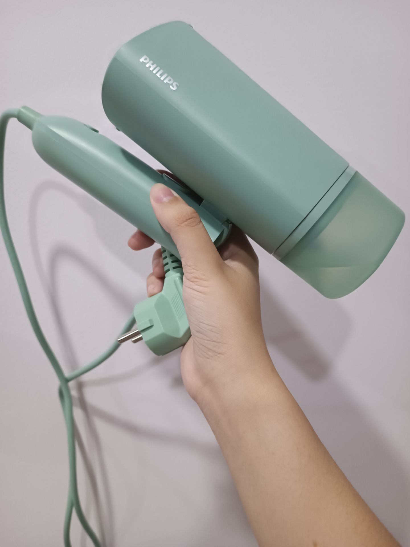 xinh xắn gọn gàng nhẹ tay ủi lâu k mỏi k hôi nhựa bình chứa nước khít chắc ko rò rỉ, đặc biệt là cái màu mint ở ngoài ĐẸP KO TƯỢNG ĐC. TIKI đóng gói sịn sò giao nhanh thần tốc thì khỏi nói rồi, chưa tới 1 tiếng đặt đã có hàng.