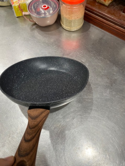 Chảo chưa cả dùng về đến ray đã méo rồi, chịu chết ạ