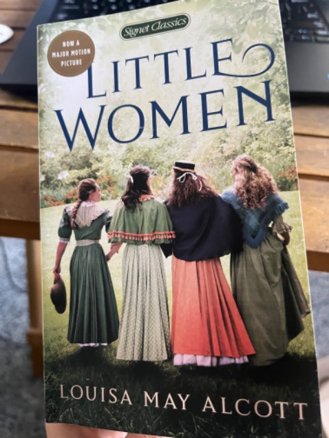 Sách nhỏ gọn và nhẹ dù dày hơn 500 trang. Chữ in hơi nhỏ nhưng đậm nên mình thấy cũng ổn. Đã xem phim rồi nên mình muốn đọc cuốn sách này.