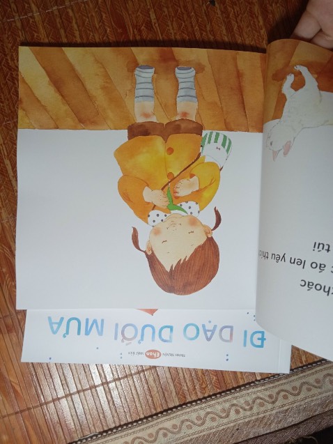 Sách có 1 cô bé dễ thương, kúc nào cũng mang tâm trạng hân hoan và sẵn sàng đi khám phá mọi mù ở trong năm, sách này quá hợp vs em, nghĩ chị mua về nó ko chịu đọc ai dè...