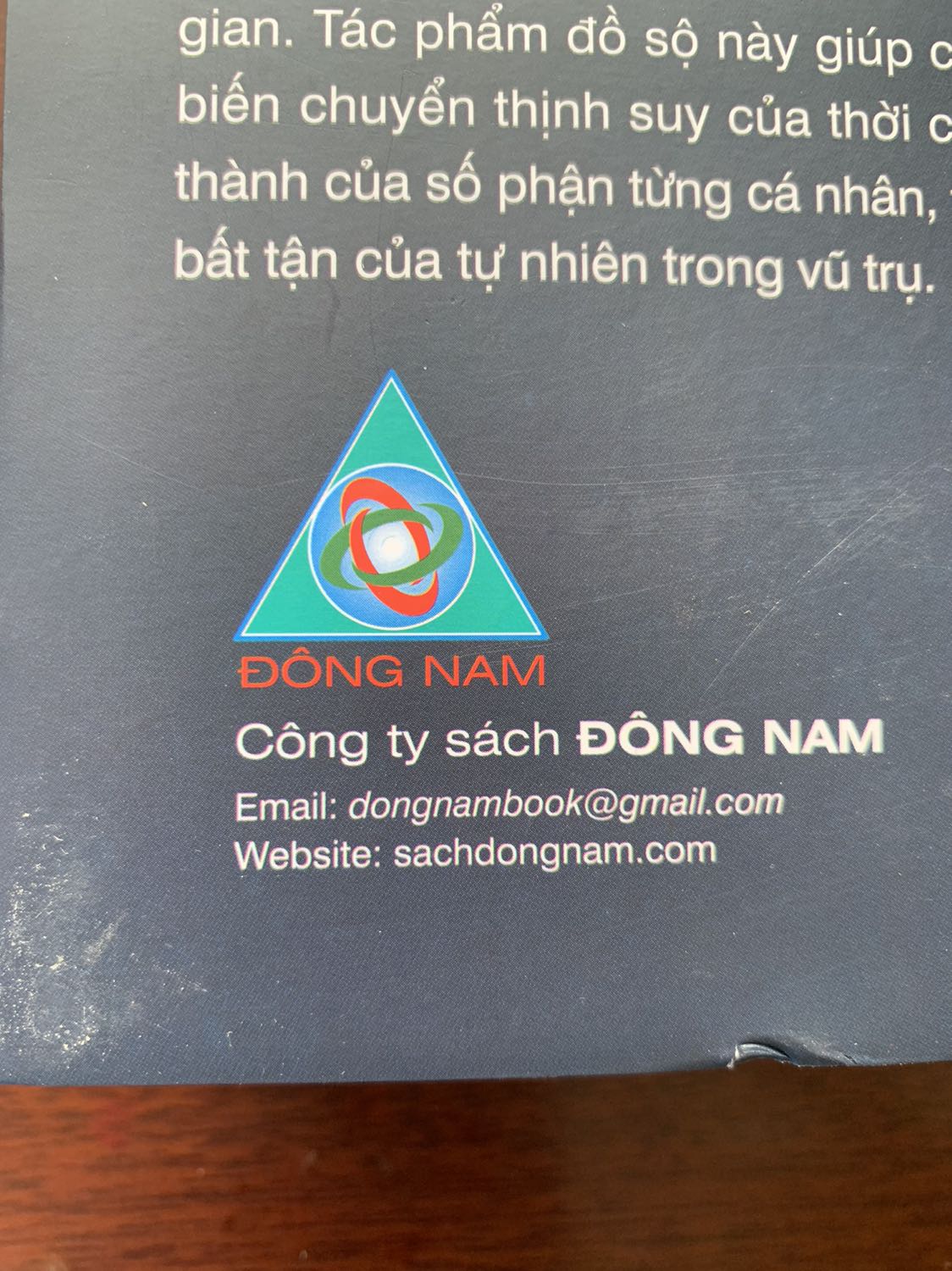 Sách mua giá trị cao, nội dung hay. Nhưng khâu đóng gói bảo quản sách không tốt: Sách bị gẫy góc.