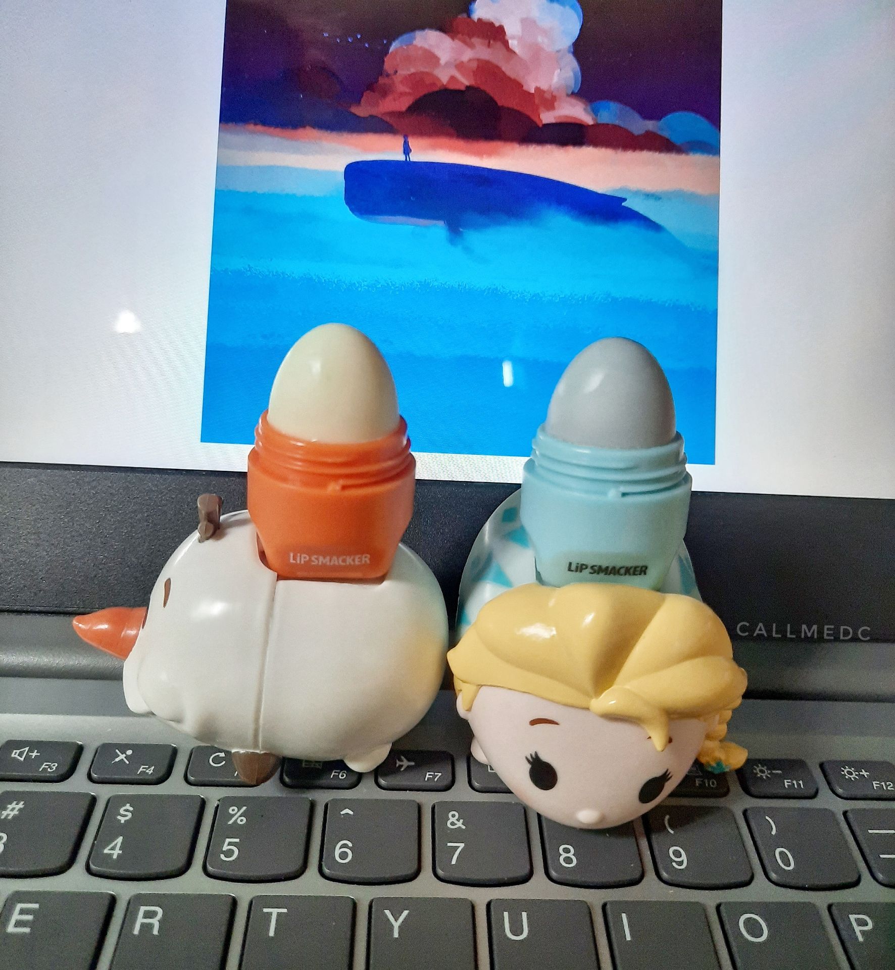 son thơm mùi dâu, dưỡng ẩm tốt, ít bóng.