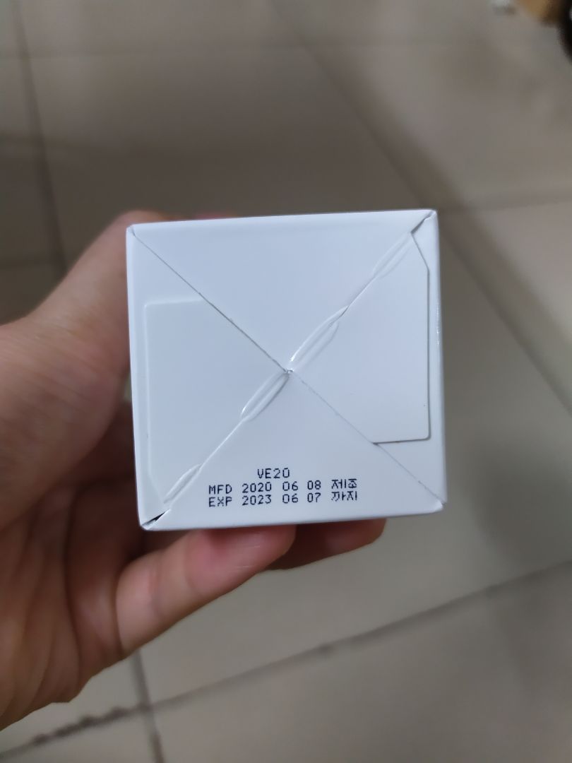 Mình đã mua sp trên gian hàng chính hãng Some by mi trên *** và sử dụng được 1 tháng. Mình bị mụn nhiều, sau khi dùng thì mụn sưng đỏ, mụn ẩn giảm rõ rệt luôn còn mụn đầu đen thì chưa thấy giảm mấy. Qua Tiki Trading thấy sp sale giá tốt hơn nhiều nên mua tiếp để xài.