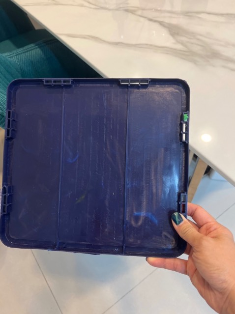 hình ảnh quảng cáo quá đẹp, hàng giao hoàn toàn trái ngược, hình ảnh quảng cáo màu trắng kệ nhìn chắc chắn nhưng khi nhận thì màu đen, nhựa cứng ngắc, không lắp ráp được. Liên hệ shop thì không ai trả lời. 
Mọi người nên cảnh giác, mua thứ này chỉ mắc công đi quăng vào thùng rác còn chuốc bực mình vì bị ***