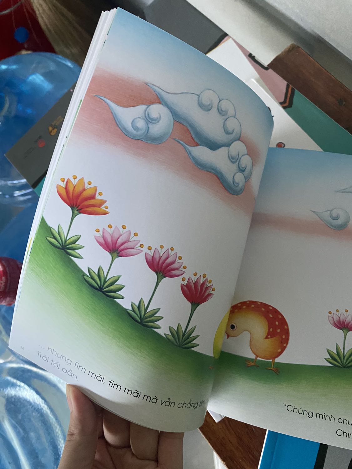 thấy con mình háo hức mở từng cuốn sách ra nhìn và bảo mẹ đọc cùng, thì chắc phải đặt thêm cho con để con thử xem sao