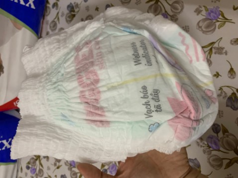 Mua 2 bịch tả sai lầm như hàng giả, tả thì mỏng lét, ko hề thấm hút, con mình chỉ vừa đái 1 lần là nó đã tràn ra ngoài. Lâu nay mình vẫn mua tả của Tiki mấy năm nay, nhưng ko hiểu sao lần này tả lại bị chất lượng tệ như vậy, quá thất vọng.